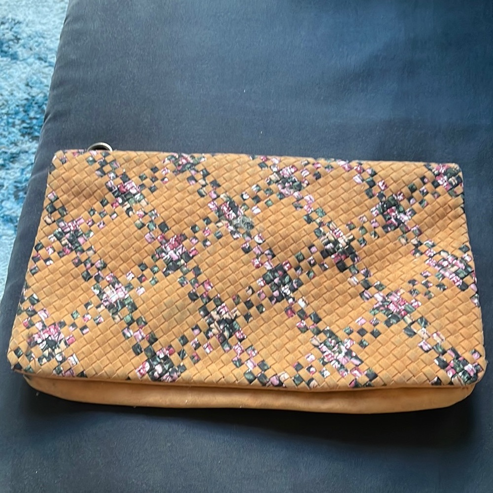 Under arm clutch
